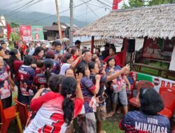 Blusukan di Tombulu, Robby Dondokambey Dikerumuni Emak-Emak yang Antusias Selfie Bersama