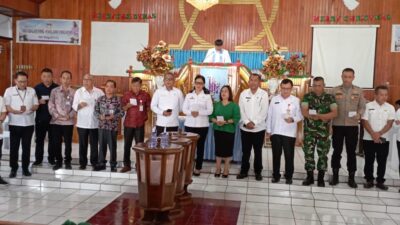 Sekda Minahasa Lynda Watania Pimpin Safari Natal di Gereja GMIM Imanuel Remboken