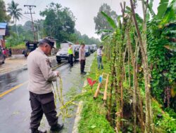 Cepat Tanggap! Polisi dan Perangkat Desa Bersihkan Material Longsor di Kiawa Dua Timur